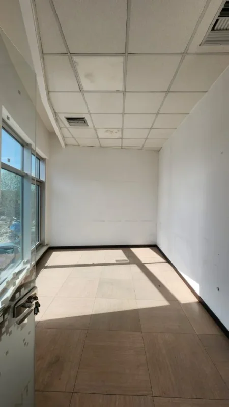 Tirane, jepet me qera dyqan Kati 1, 210 m² 2.300 € (pallati me shigjeta)