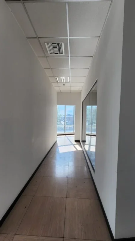 Tirane, jepet me qera dyqan Kati 1, 210 m² 2.300 € (pallati me shigjeta)