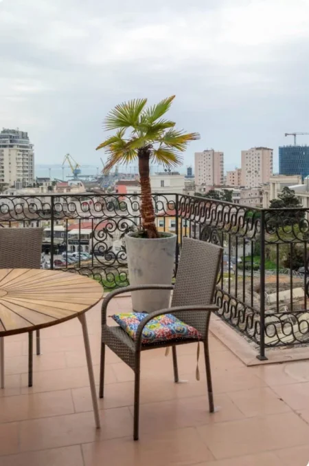 Durres, jepet me qera Vile 1+1+Aneks+Ballkon Kati 3, 80 m² 700 € (mbrapa pallatit te kultures, Durres)