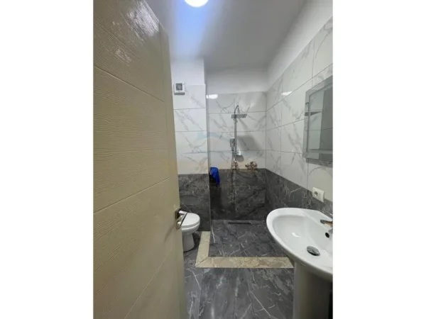 Tirane, jepet me qera apartament 1+1+Ballkon Kati 7, 70 m² 500 € (5 Maji)