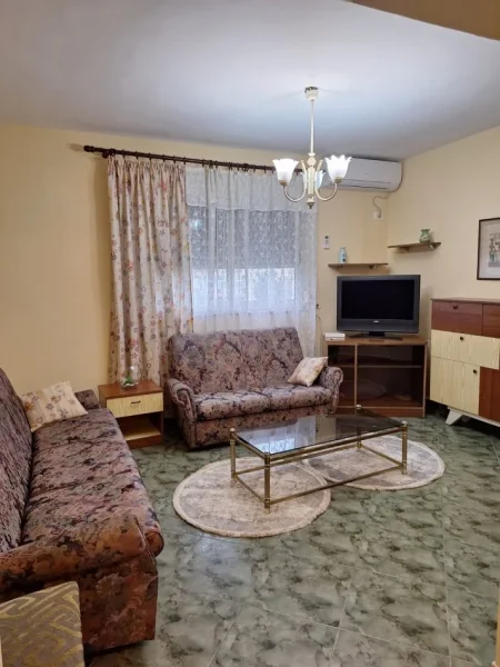 Tirane, jepet me qera apartament 2+1 Kati 5, 550 € (Jepet me qera Apartament ne Rr. Njazi Demi tek lulishte 1 Maji, perballe Ekspozites,)