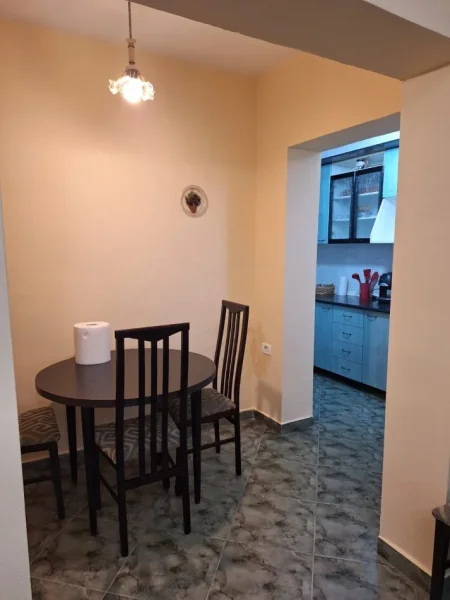 Tirane, jepet me qera apartament 2+1 Kati 5, 550 € (Jepet me qera Apartament ne Rr. Njazi Demi tek lulishte 1 Maji, perballe Ekspozites,)