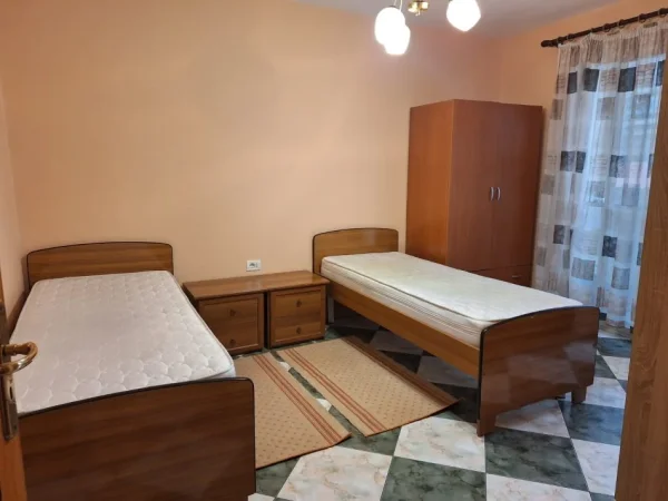 Tirane, jepet me qera apartament 2+1 Kati 5, 550 € (Jepet me qera Apartament ne Rr. Njazi Demi tek lulishte 1 Maji, perballe Ekspozites,)