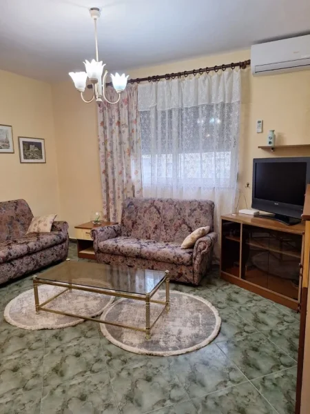 Tirane, jepet me qera apartament 2+1 Kati 5, 550 € (Jepet me qera Apartament ne Rr. Njazi Demi tek lulishte 1 Maji, perballe Ekspozites,)