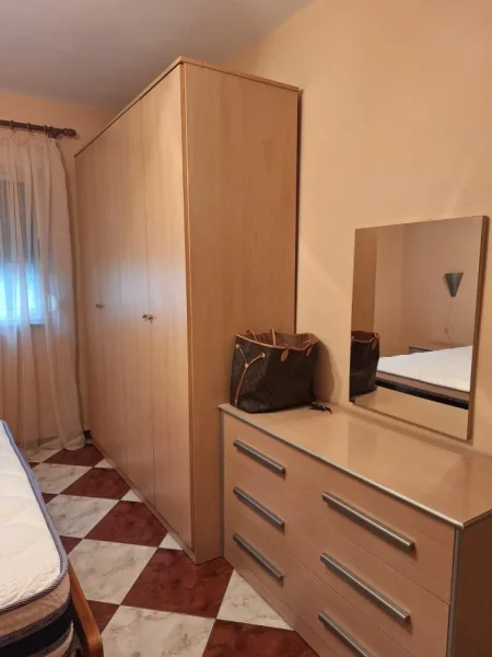 Tirane, jepet me qera apartament 2+1 Kati 5, 550 € (Jepet me qera Apartament ne Rr. Njazi Demi tek lulishte 1 Maji, perballe Ekspozites,)