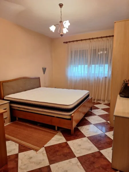 Tirane, jepet me qera apartament 2+1 Kati 5, 550 € (Jepet me qera Apartament ne Rr. Njazi Demi tek lulishte 1 Maji, perballe Ekspozites,)