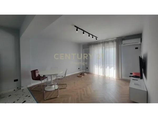 Tirane, jepet me qera apartament 1+1+Aneks+Ballkon Kati 4, 48 m² 650 € (9-KATSHET)