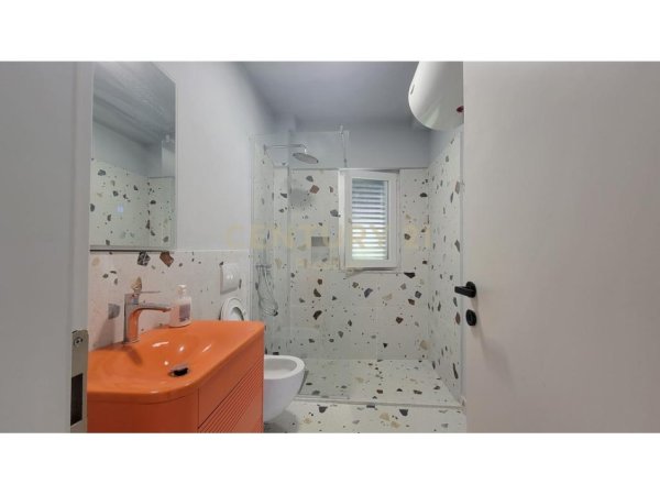 Tirane, jepet me qera apartament 1+1+Aneks+Ballkon Kati 4, 48 m² 650 € (9-KATSHET)