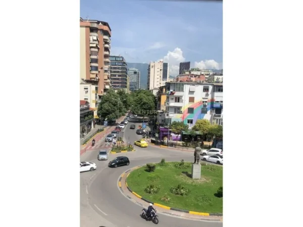 Tirane, jepet me qera zyre Kati 4, 200 m² 1.800 € (Sheshi Willson)