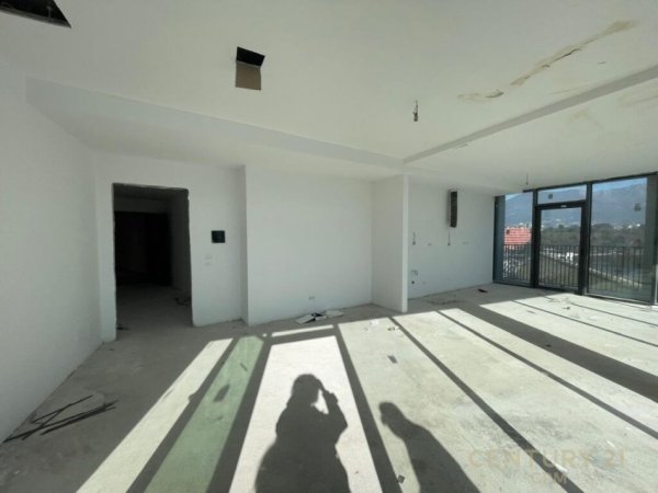 Tirane, jepet me qera apartament 2+1+Aneks+Ballkon Kati 3, 200 m² 3.000 € (Lake View)