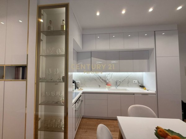 Tirane, jepet me qera apartament 3+1+Aneks+Ballkon Kati 2, 113 m² 1.600 € (JOY RESIDENCE)