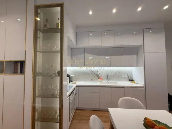 Tirane, jepet me qera apartament 3+1+Aneks+Ballkon Kati 2, 113 m² 1.600 € (JOY RESIDENCE)