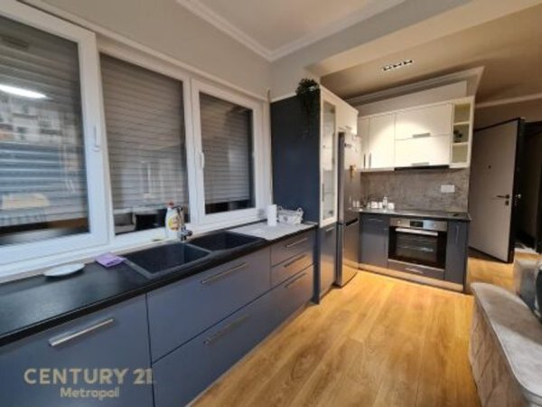 Tirane, jepet me qera apartament 1+1+Aneks+Ballkon Kati 2, 75 m² 700 € (Sunrise Resodence, TEG)
