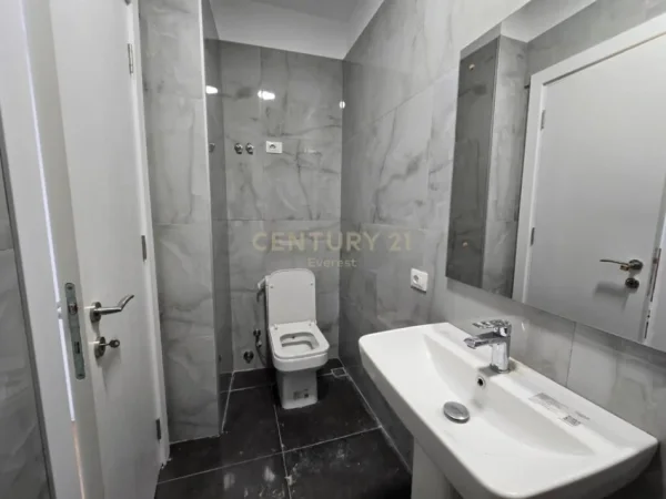 Tirane, shes garsonier , 48 m² 82.000 € (Komuna e Parisit)