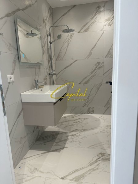 Tirane, jepet me qera zyre Kati 3, 125 m² 1.300 € (KOMPLEKSI LAKE VIEW)