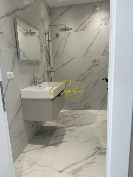 Tirane, jepet me qera zyre Kati 3, 125 m² 1.300 € (KOMPLEKSI LAKE VIEW)