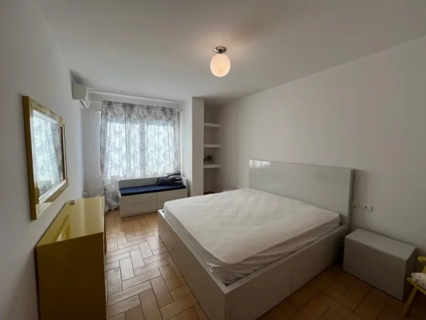 Tirane, jepet me qera apartament 2+1+Ballkon Kati 5, 106 m² 1000 € (Rruga e Kavajes)