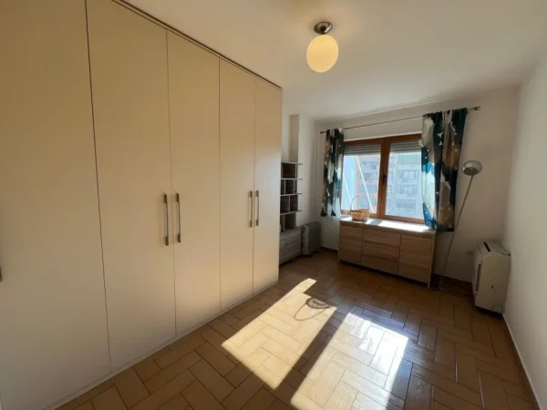 Tirane, jepet me qera apartament 2+1+Ballkon Kati 5, 106 m² 1000 € (Rruga e Kavajes)