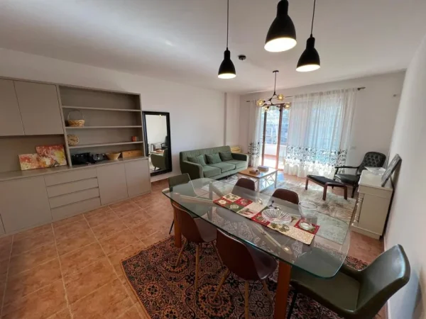 Tirane, jepet me qera apartament 2+1+Ballkon Kati 5, 106 m² 1000 € (Rruga e Kavajes)