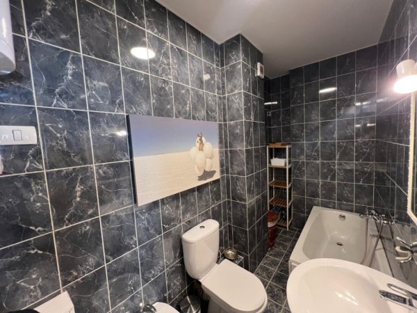 Tirane, jepet me qera apartament 2+1+Ballkon Kati 5, 106 m² 1000 € (Rruga e Kavajes)