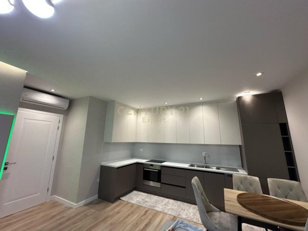 Tirane, jap me qera apartament 2+1+Aneks+Ballkon Kati 1, 92 m² 700 € (Fusha e Aviacionit)