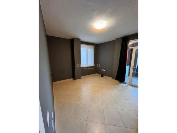 Tirane, jepet me qera zyre Kati 3, 98 m² 850 € (Toptani)