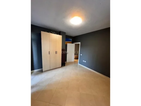 Tirane, jepet me qera zyre Kati 3, 98 m² 850 € (Toptani)