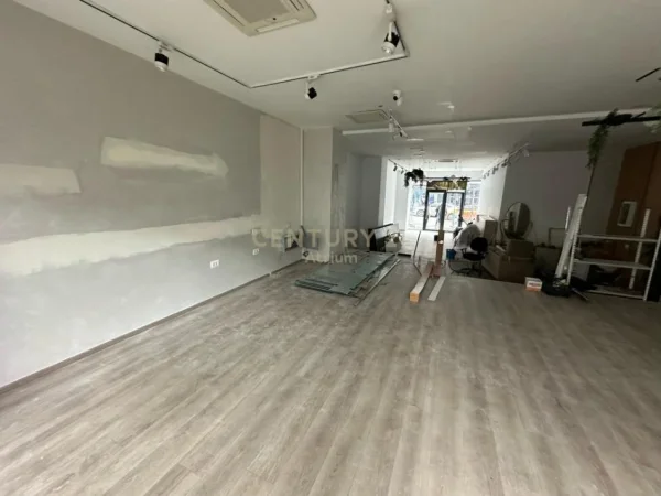Tirane, jepet me qera ambjent biznesi Kati 0, 140 m² 4.500 € (Stadiumi Dinamo)