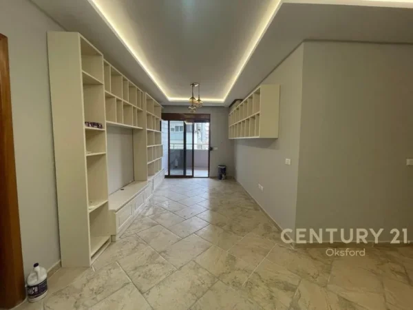 Tirane, jepet me qera apartament 1+1+Aneks+Ballkon Kati 5, 86 m² 1.000 € (Rruga e Elbasanit)