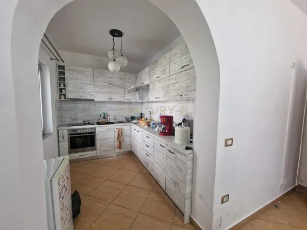 Tirane, jepet me qera Vile 2 Katshe Kati 2, 500 m² 1.500 € (Don Bosko)