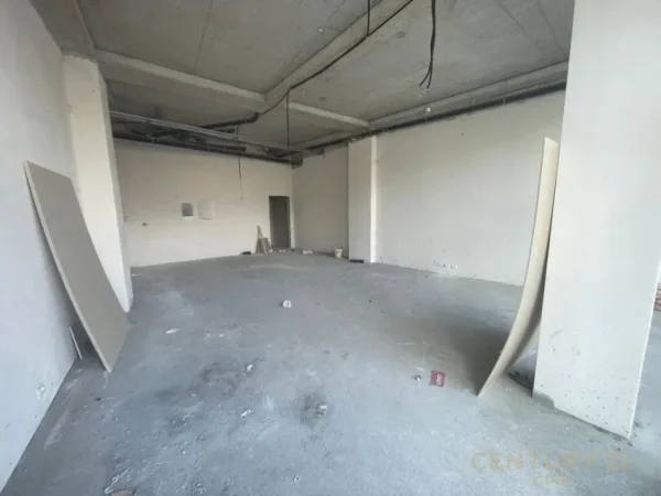 Tirane, jepet me qera ambjent biznesi Kati 0, 75 m² 2.500 € (Lake View)