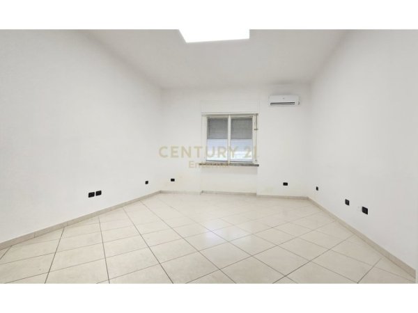 Tirane, jepet me qera zyre Kati 1, 209 m² 2.350 € (Blloku)
