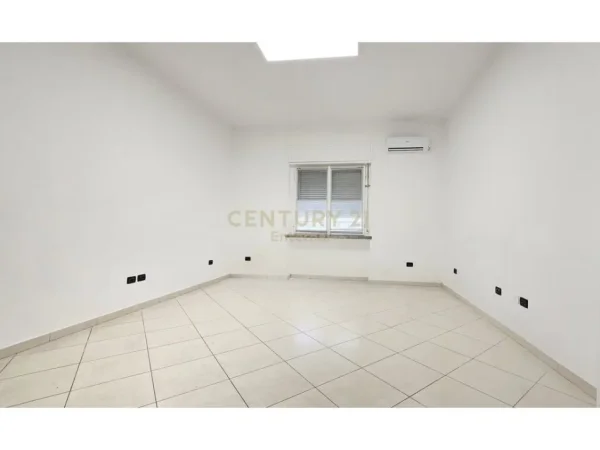Tirane, jepet me qera zyre Kati 1, 209 m² 2.350 € (Blloku)