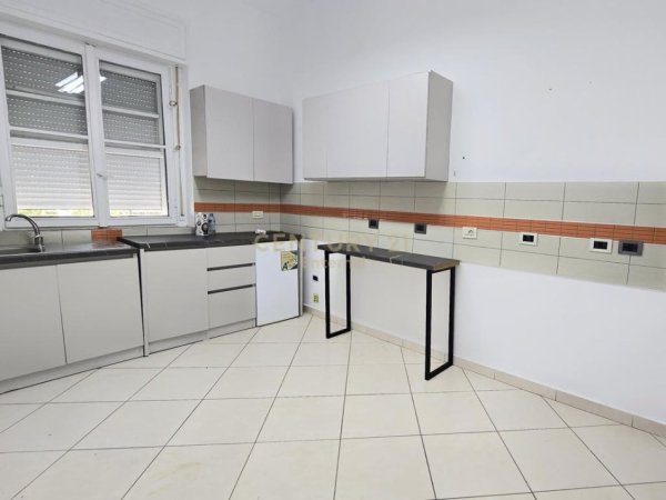 Tirane, jepet me qera zyre Kati 1, 209 m² 2.350 € (Blloku)