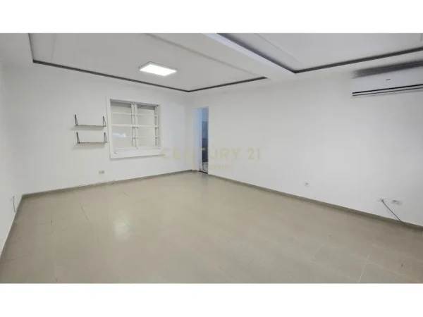 Tirane, jepet me qera zyre Kati 1, 209 m² 2.350 € (Blloku)