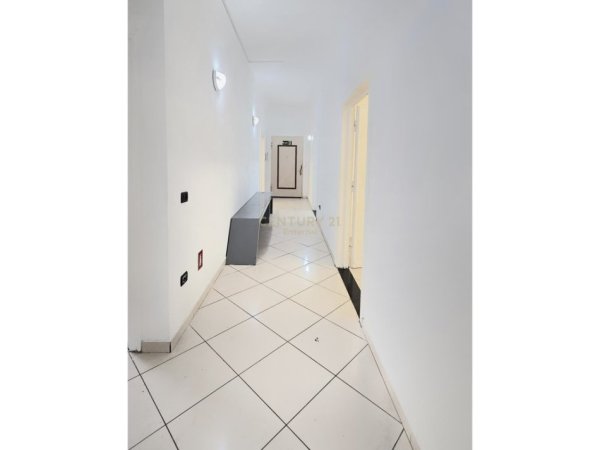 Tirane, jepet me qera zyre Kati 1, 209 m² 2.350 € (Blloku)