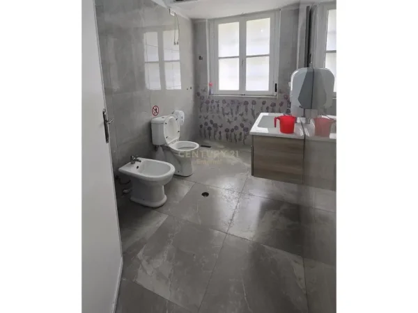 Tirane, jepet me qera zyre Kati 1, 209 m² 2.350 € (Blloku)