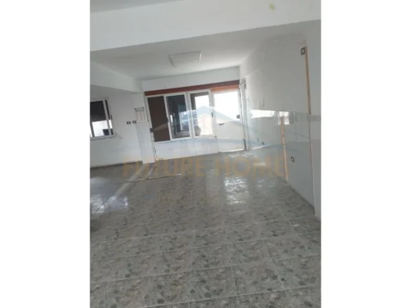 Durres, jepet me qera ambjent biznesi Kati 0, 84 m² 400 € (Durres)