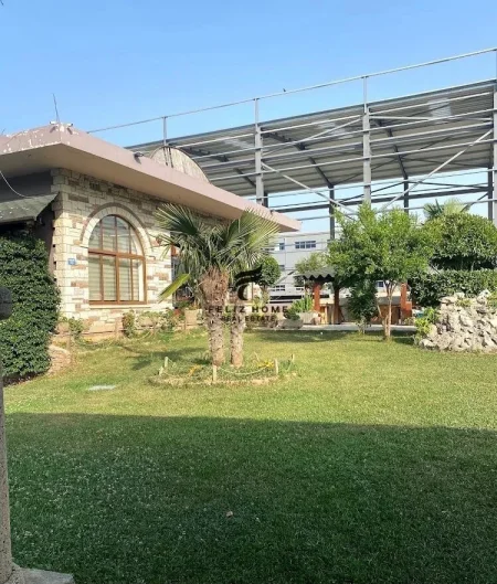 Tirane, jepet me qera ambjent biznesi Kati 0, 2.200 m² 1.400 € (VORE)