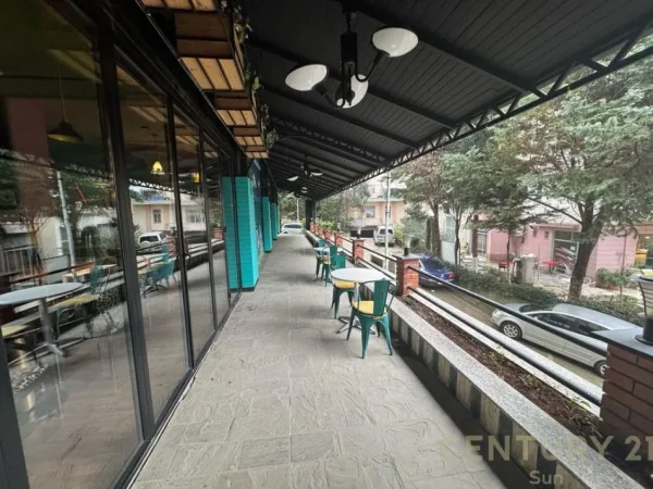 Tirane, shes bar-kafe Kati 0, 712 m² (Fresku)