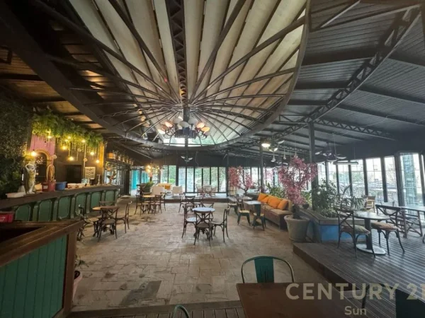 Tirane, shes bar-kafe Kati 0, 712 m² (Fresku)