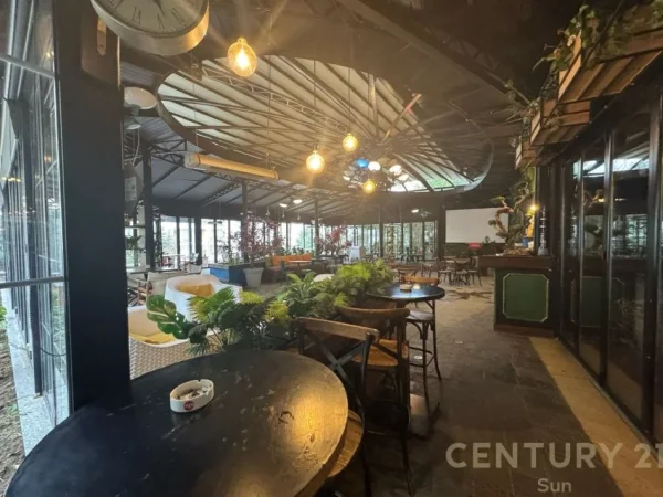 Tirane, shes bar-kafe Kati 0, 712 m² (Fresku)