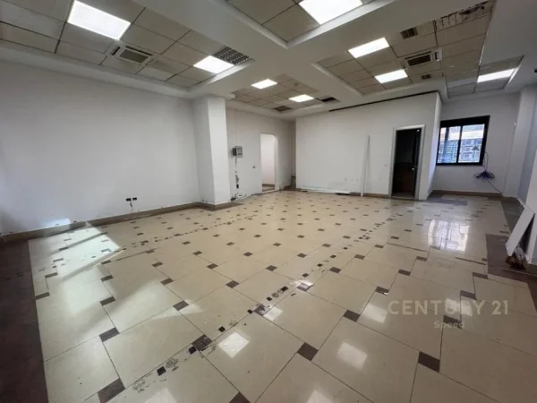 Tirane, jepet me qera zyre Kati 2, 105 m² 800 € (Galeria , Barrikadar)