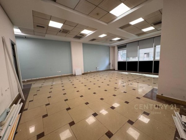Tirane, jepet me qera zyre Kati 2, 105 m² 800 € (Galeria , Barrikadar)