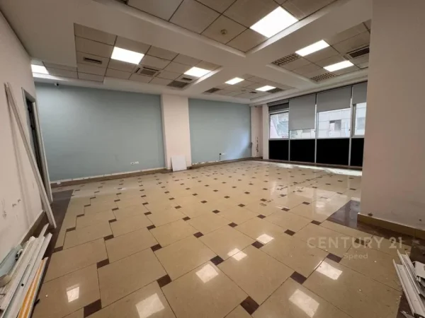 Tirane, jepet me qera zyre Kati 2, 105 m² 800 € (Galeria , Barrikadar)