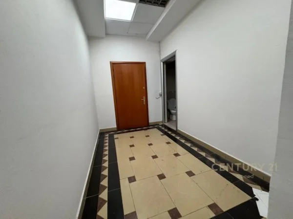 Tirane, jepet me qera zyre Kati 2, 105 m² 800 € (Galeria , Barrikadar)