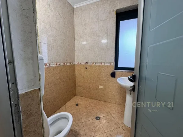 Tirane, jepet me qera zyre Kati 2, 105 m² 800 € (Galeria , Barrikadar)