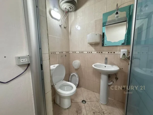 Tirane, jepet me qera zyre Kati 2, 105 m² 800 € (Galeria , Barrikadar)