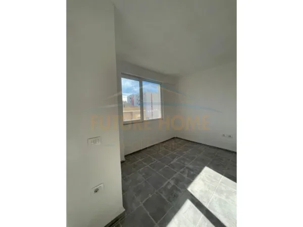 Durres, jepet me qera ambjent biznesi Kati 4, 120 m² 300 € (durres)