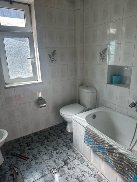 Tirane, jepet me qera apartament Kati 3, 350 € (rruga fortuzi)